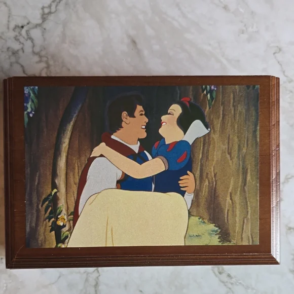 Snow White Limited Edition Watch Collectors Club Disney x Fossil - Picture 1 of 4